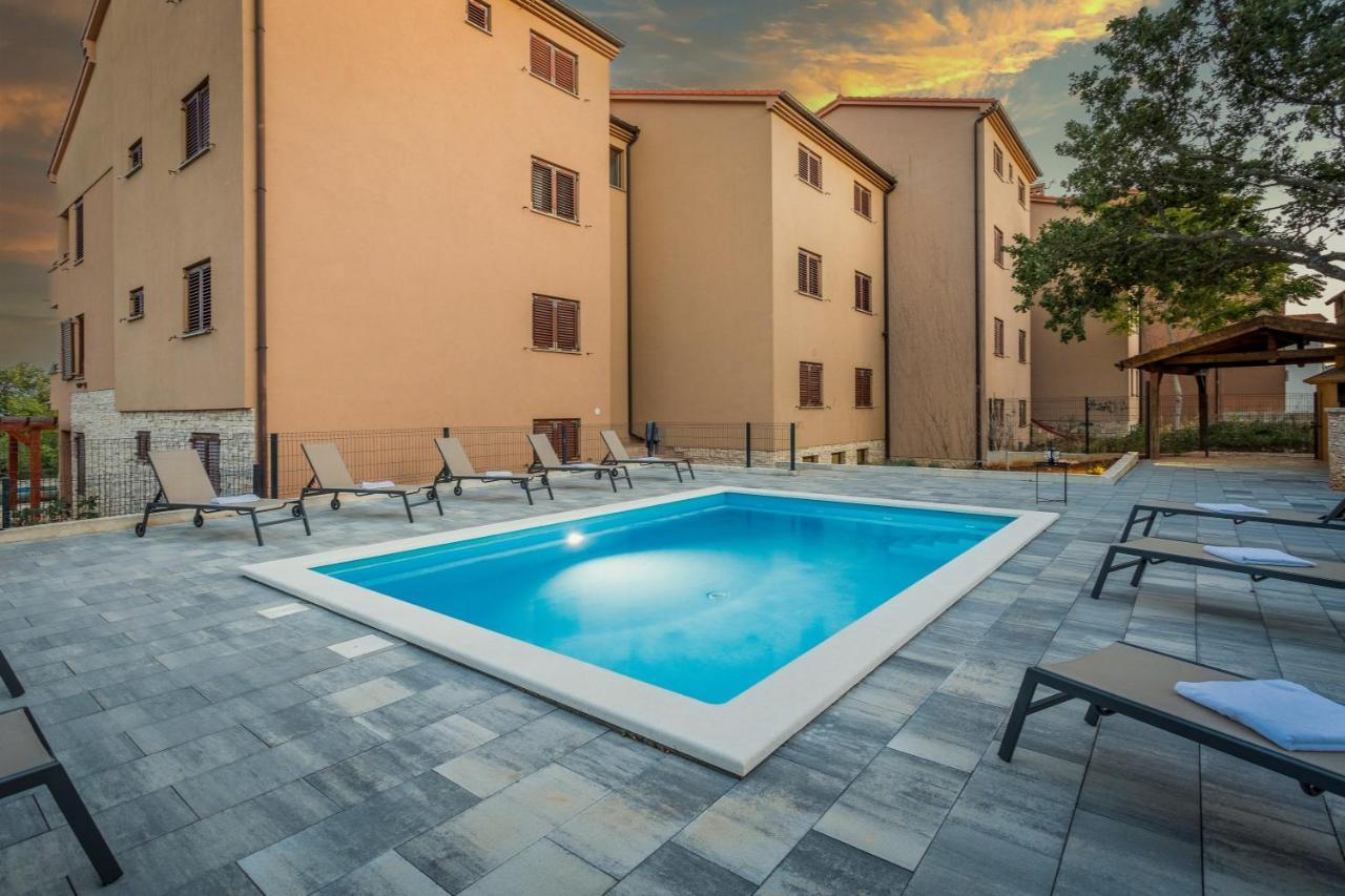 Apartments Cesare With Shared Pool Ližnjan Kültér fotó