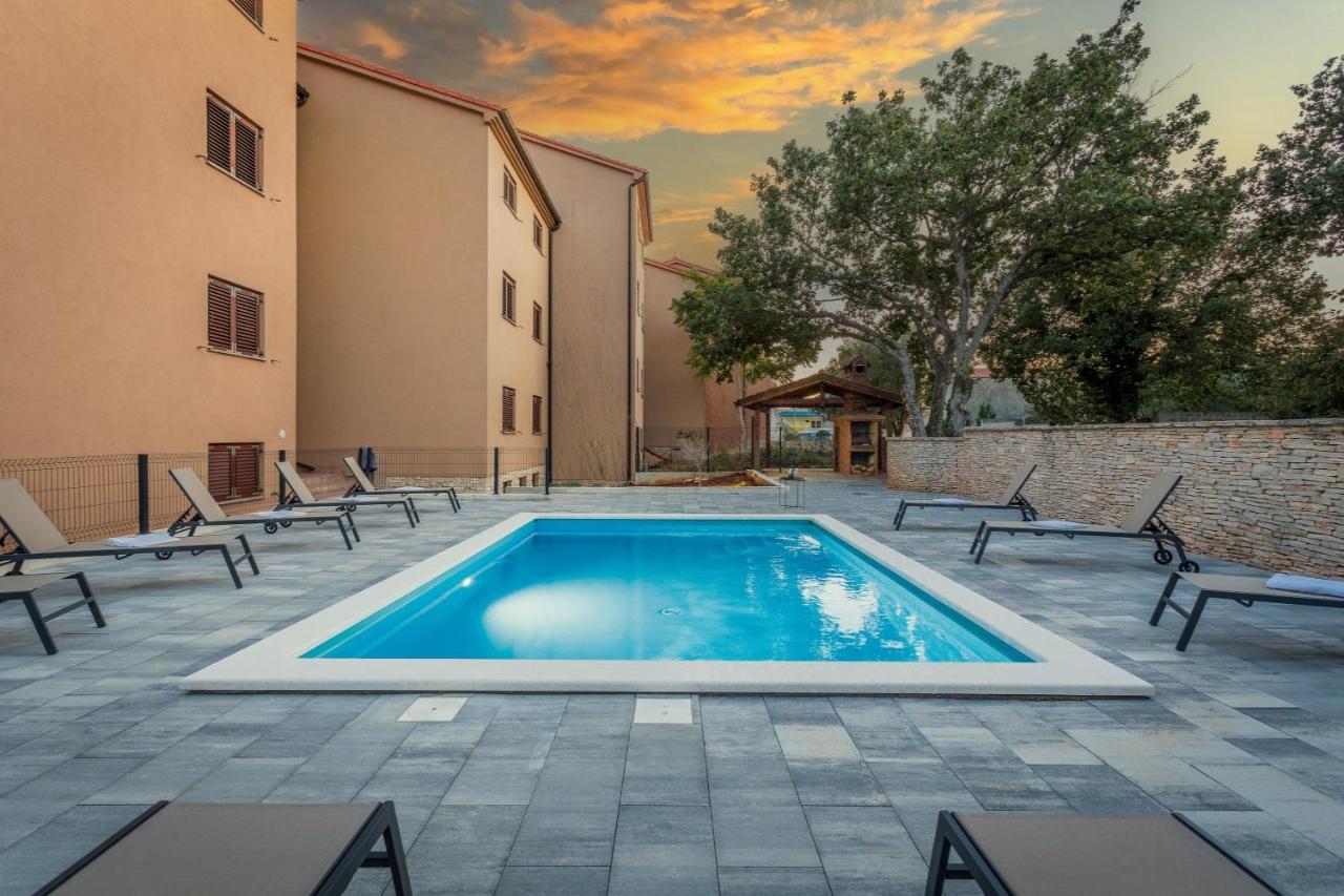 Apartments Cesare With Shared Pool Ližnjan Kültér fotó