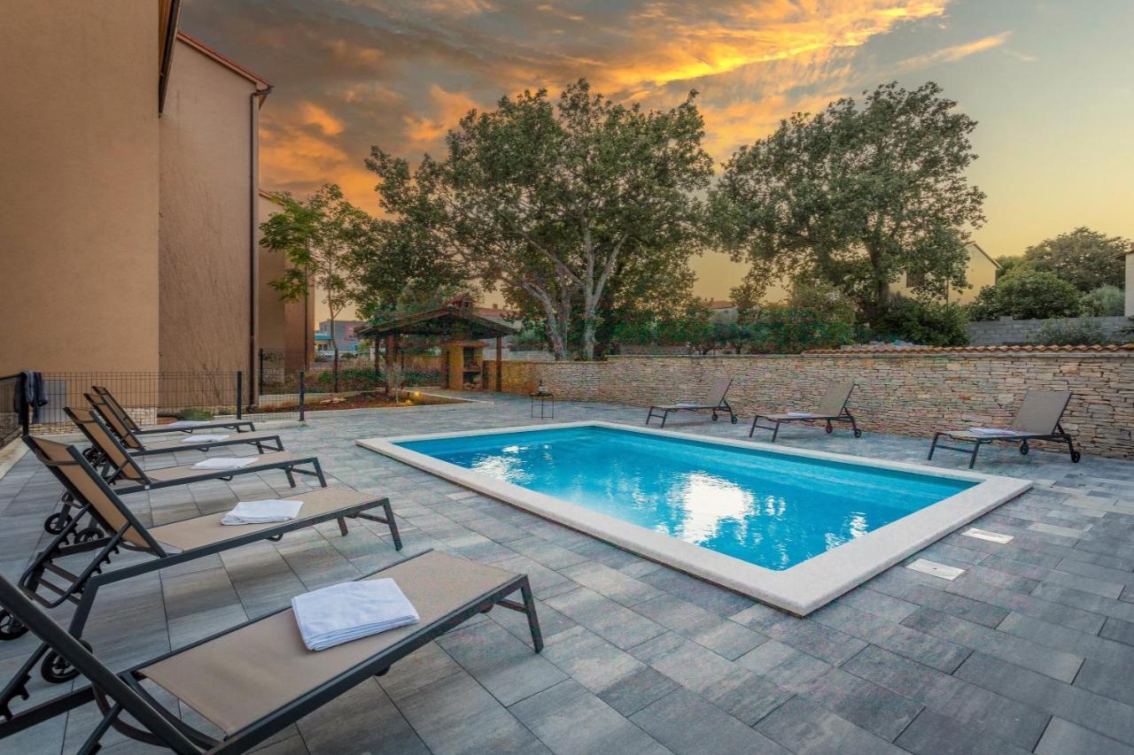Apartments Cesare With Shared Pool Ližnjan Kültér fotó